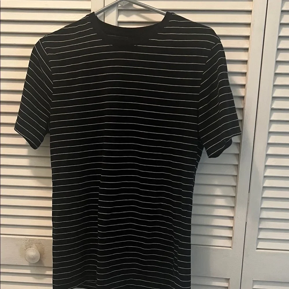 #0977+ Unisex Banana Republic Dark Navy Tee with White Stripes